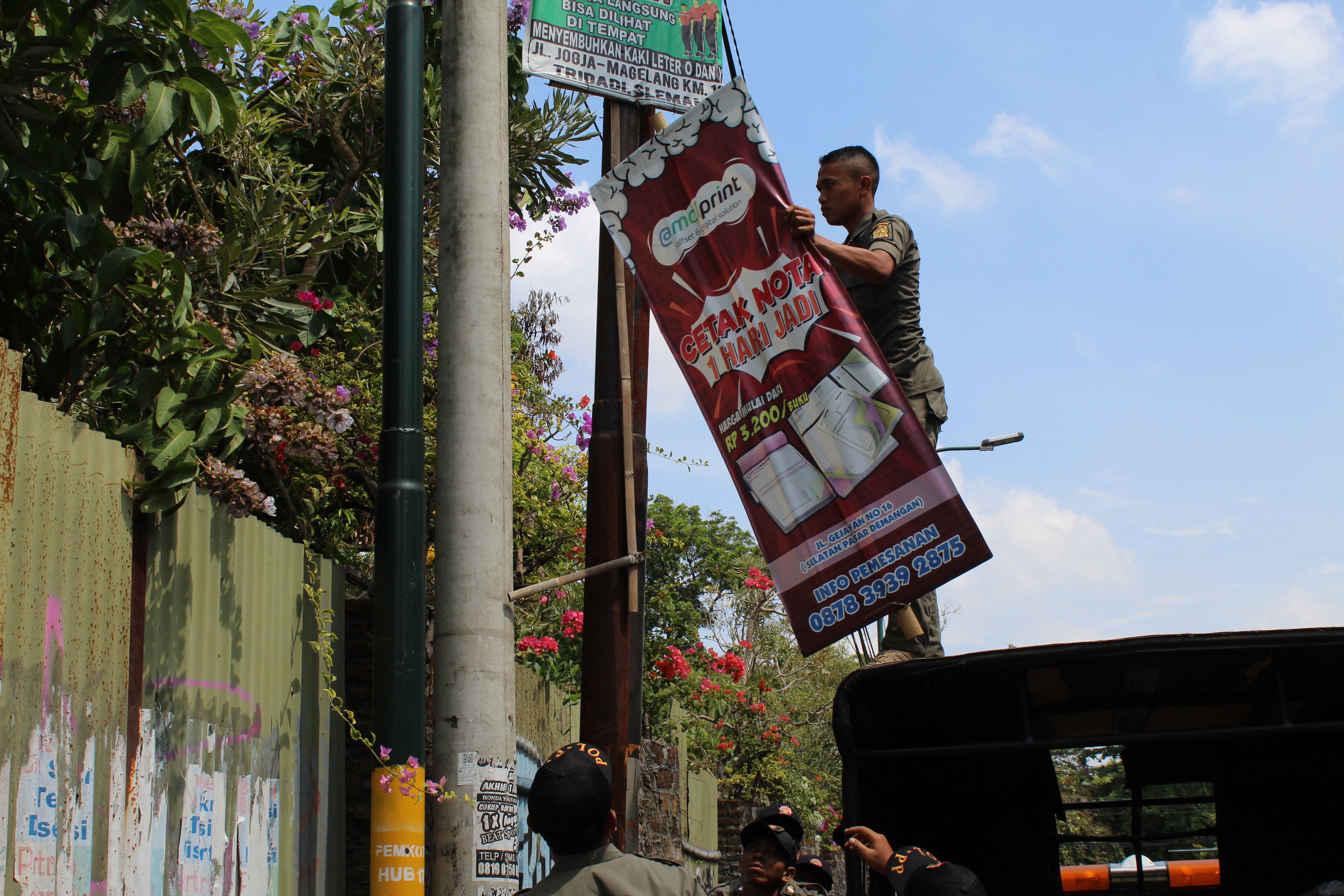Satuan Polisi Pamong Praja Kota Yogyakarta Melaksanakan Penertiban Reklame