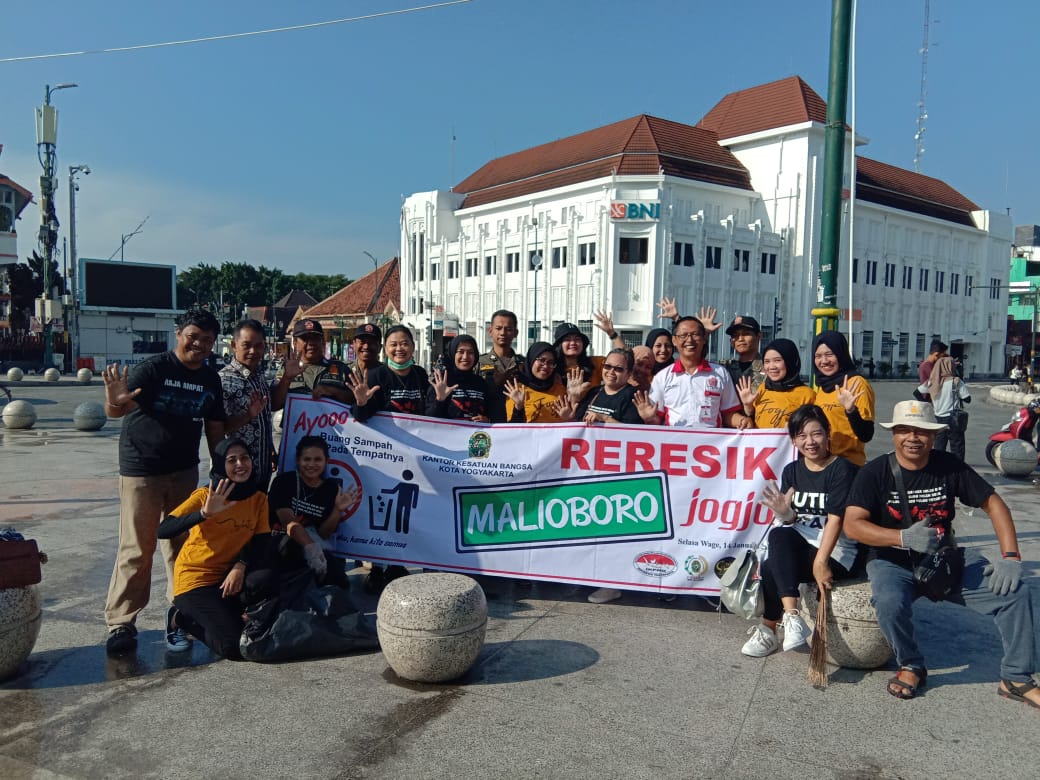 Satpol PP Kota Yogyakarta mengikuti reresik Malioboro