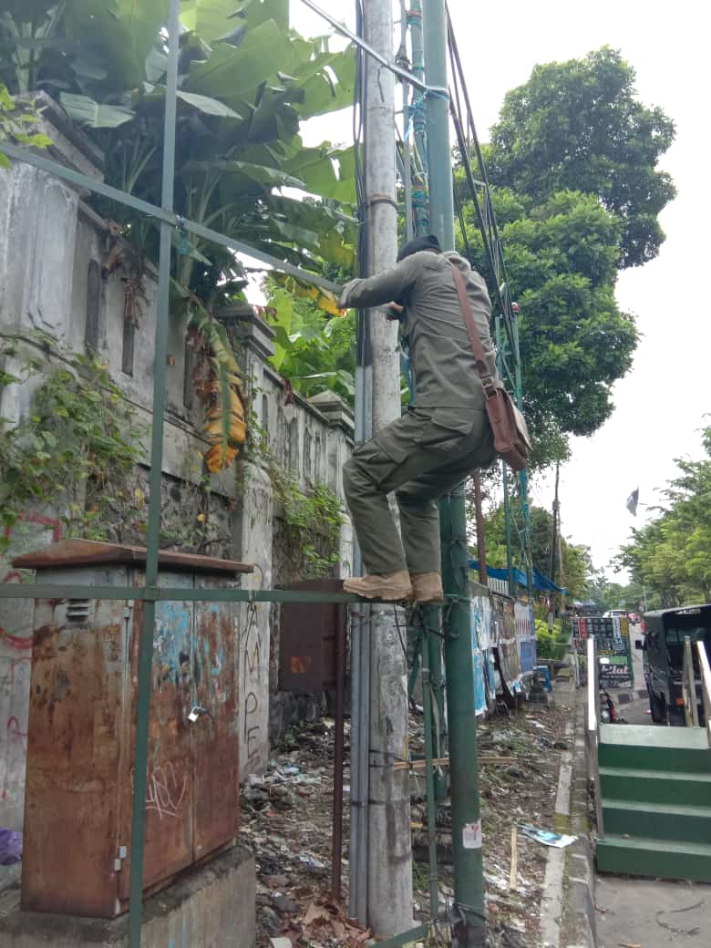 BKO Kecamatan Jetis melaksanakan pembersihan sampah visual
