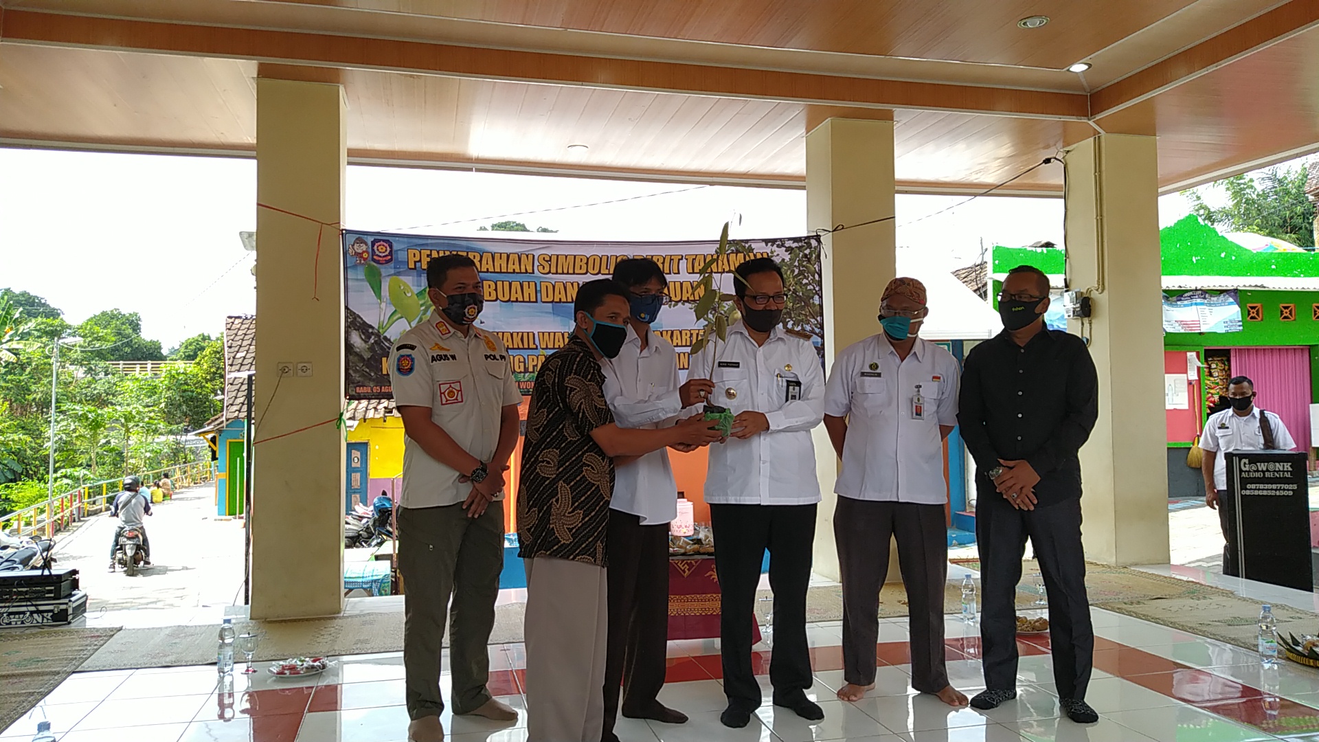 Penyerahan Simbolis Tanaman Oleh Bapak Wakil Walikota Yogyakarta