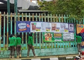 Satuan Polisi Pamong Praja Kota Yogyakarta Melaksanakan Penertiban Reklame
